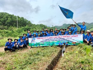 Thanh niên tình nguyện phối hợp với Đoàn xã Đồng Sơn và thôn Tân Ốc 2, ra quân nạo vét kênh mương nội đồng 