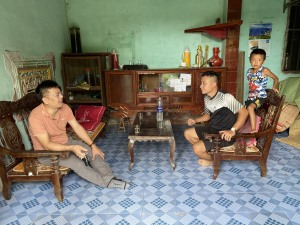 Chủ tịch UBND xã Đồng Sơn kiểm tra các hộ gia đình có nguy cơ bị ảnh hưởng bởi cơn bão số 1, để kịp thời phương án ứng phó. 