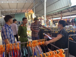 Xã Đồng Sơn tuyên truyền về công tác phòng cháy chữa cháy (PCCC) và cứu hộ cứu nạn cho các tiểu thương, hộ kinh doanh, buôn bán tại chợ Phiên Đồng Sơn.  