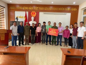 XÃ ĐỒNG SƠN TIẾP NHẬN VÀ TRAO KINH PHÍ HỖ TRỢ CHO HỘ CÓ HOÀN CẢNH KHÓ KHĂN CÓ NHÀ Ở BỊ THIỆT HẢI BỞI BÃO SỐ 3 YAGI. 