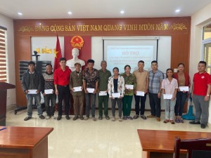 Hội Chữ thập đỏ thành phố Hạ Long thăm hỏi động viên và trao quà cho các hộ có hoàn cảnh khó khăn có nhà ở bị thiệt hại do cơn Bão số 3 tại xã Đồng Sơn 
